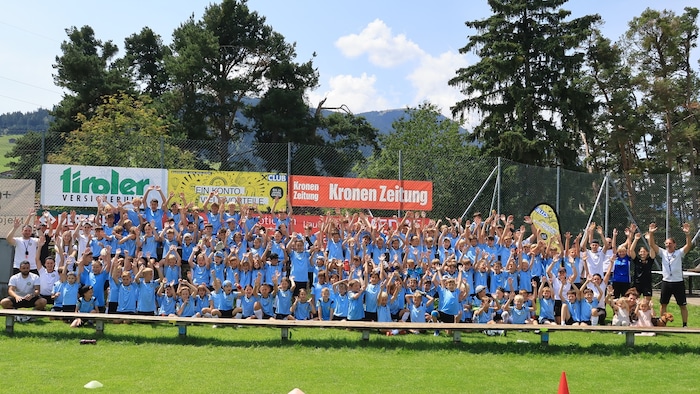 140 Kinder nehmen derzeit in Oberperfuss teil – besonderer Gast: Johanna Constantini (re.).
