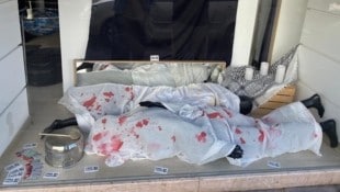 „Leichenpuppen“ im Schaufenster als politische Botschaft. Jetzt hagelt es Anzeigen.