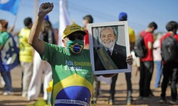 Mit einem Porträt von Präsident Lula in der Hand protestiert ein Brasilianer gegen Trumps Zölle.