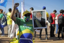 Mit einem Porträt von Präsident Lula in der Hand protestiert ein Brasilianer gegen Trumps Zölle.