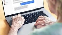 Kommunikation, Shopping, Ticketkauf und Amtswege – auch ältere Menschen müssen sich mit den ...
