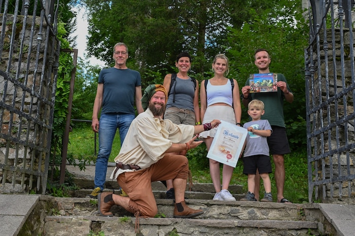 „Burg-Herold“ Harald begleitete die von den Ritterspielen begeisterte Familie. Sohn Eli wurde ...