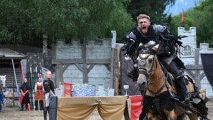 Ein voller Erfolg sind die Ritterspiele am Gelände der Burg Sommeregg.