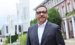 Rohit Aggarwal ist CEO der Lenzing und führt damit das vierköpfige Vorstandsteam an.