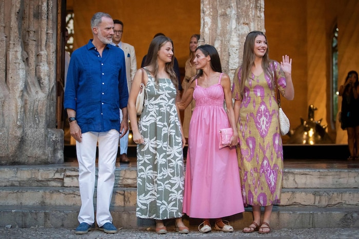 König Felipe und Königin Letizia mit den Töchtern Leonor und Sofia im Stadtviertel La Lonja ....