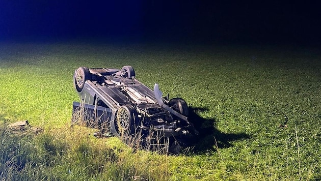 Das Auto kam am Dach liegend zum Stillstand.