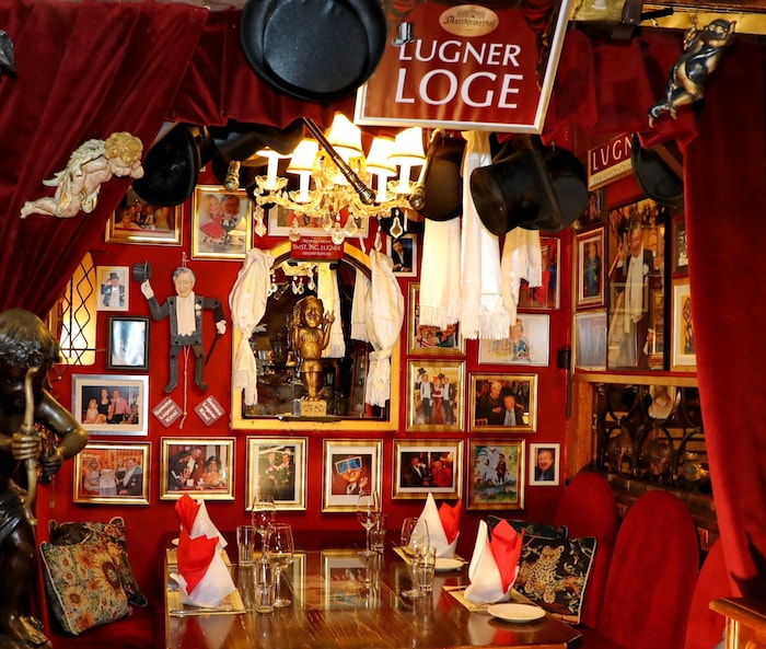 Und weil Legenden bleiben, wo sie hingehören, wurde Lugner nun eine eigene Loge gewidmet: die ...