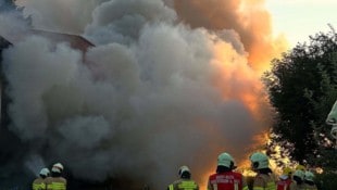 Die Feuerwehr hat mit dem Brand ordentlich zu tun.