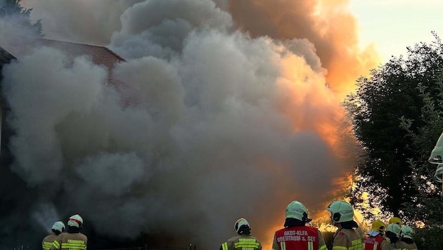 Die Feuerwehr hat mit dem Brand ordentlich zu tun.