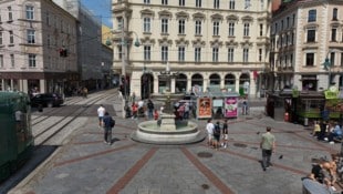 Der Brunnen muss weg, eine Pflanzinsel mit Trinkbrunnen und Sitzge- legenheit kommt.
