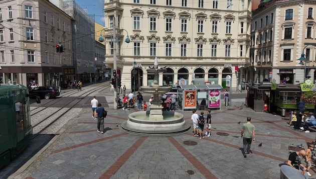 Der Brunnen muss weg, eine Pflanzinsel mit Trinkbrunnen und Sitzge- legenheit kommt.