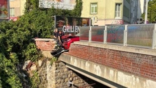 Dieses Fahrzeug beschädigte die Brücke über der S45.