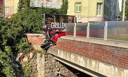 Dieses Fahrzeug beschädigte die Brücke über der S45.