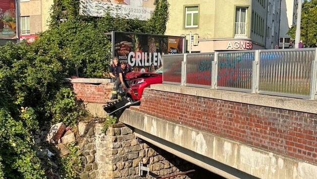 Dieses Fahrzeug beschädigte die Brücke über der S45.