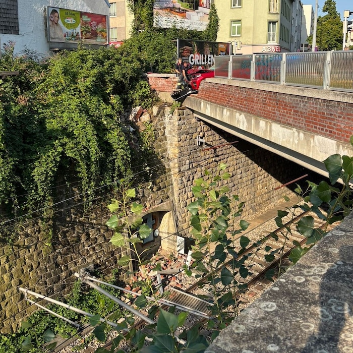 Mauerteile fielen auf die Gleise.
