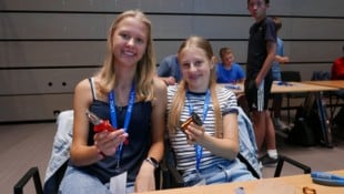 Leonie und Julia bauten auch einen Motor: „Echt cool, wir haben kein Problem mit Technik“