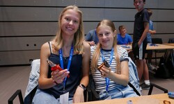 Leonie und Julia bauten auch einen Motor: „Echt cool, wir haben kein Problem mit Technik“