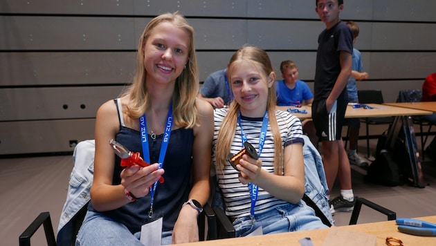 Leonie und Julia bauten auch einen Motor: „Echt cool, wir haben kein Problem mit Technik“