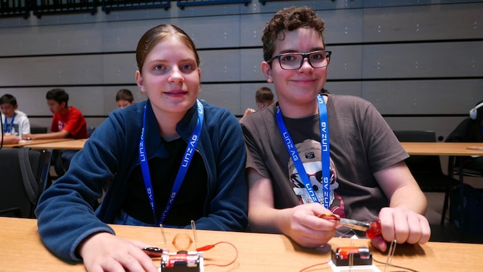 Valentin und Belinda mit den Mini-Motoren