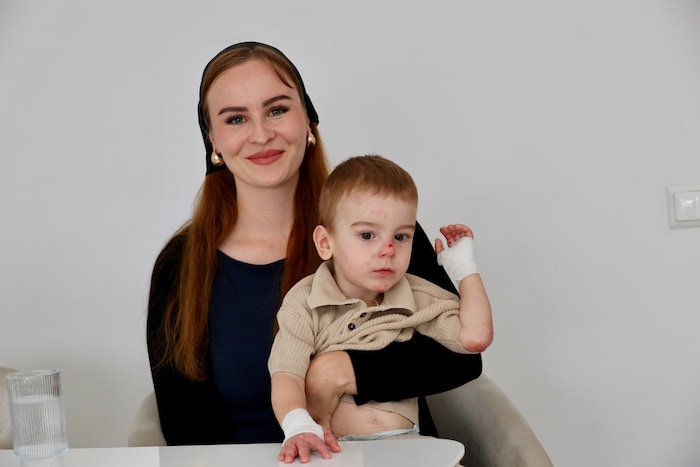 Mama Aisha kümmert sich rund um die Uhr mit großer Hingabe um ihren Sohn.