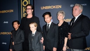 Schauspieler Brad Pitt posiert mit seinen Kindern (von links) Pax, Tochter Shiloh und Maddox ...