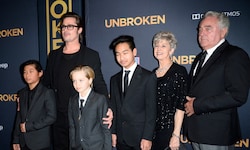 Schauspieler Brad Pitt posiert mit seinen Kindern (von links) Pax, Tochter Shiloh und Maddox ...