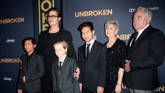 Schauspieler Brad Pitt posiert mit seinen Kindern (von links) Pax, Tochter Shiloh und Maddox ...
