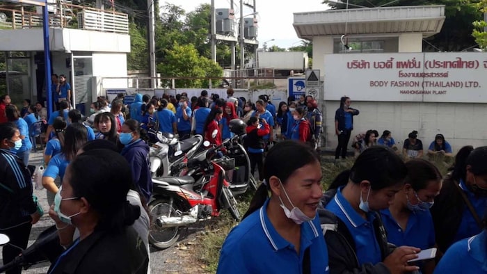 Arbeiterinnnen vor der Body Fashion Fabrik in Thailand (Archivbild)