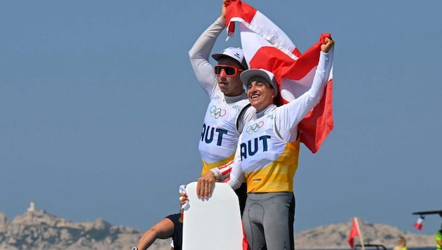 Lara Vadlau und Lukas Mähr beim Jubel nach dem fixierten Olympiasieg 2024.