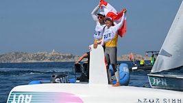Lara Vadlau und Lukas Mähr beim Jubel nach dem fixierten Olympiasieg 2024.