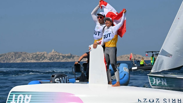 Lara Vadlau und Lukas Mähr beim Jubel nach dem fixierten Olympiasieg 2024.
