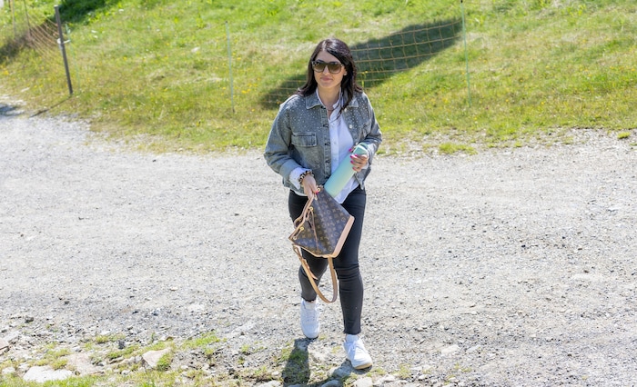 Stephi Venier am Weg zur Almhütte über ihrem Heimatort Oberperfuss