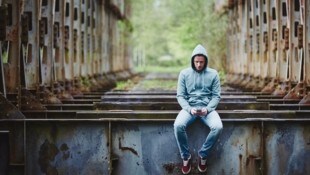 Besonders bei jungen Menschen nimmt das Gefühl von Einsamkeit zu.