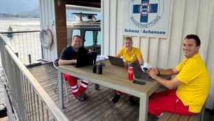 Arbeiten vom Bootshaus aus: Lukas und Sandra Fankhauser mit Lukas Haidacher (v.l.) können rasch ...