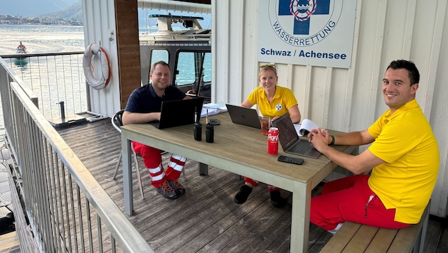 Arbeiten vom Bootshaus aus: Lukas und Sandra Fankhauser mit Lukas Haidacher (v.l.) können rasch ...