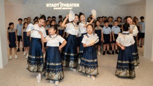Der 59-köpfige Kinderchor aus Ningbo verzauberte die Anwesenden im Foyer des Stadttheaters ...
