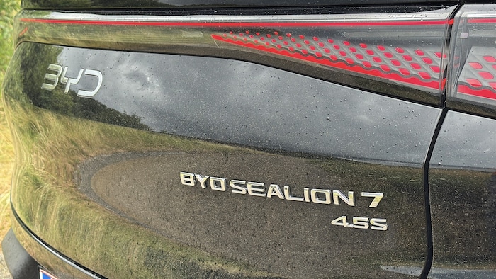 Typisch BYD: Der Modellschriftzug verweist auf den Beschleunigungswert von 0 auf 100 km/h.