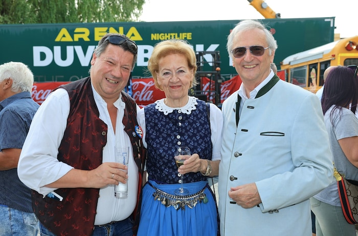 Der Wiesenschurli und Hanni und Karl Kolarik besuchten Matthias Achs in seiner Arena in Gols.