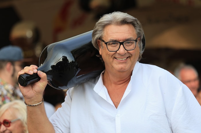 Ein „Fläschchen“ zum Geburtstag, das Matthias Achs schulterte spendierte Leo Hillinger.