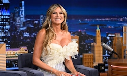 Heidi Klum zeigte sich bei Jimmy Fallon gut gelaunt und offenherzig gekleidet ...
