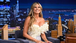 Heidi Klum zeigte sich bei Jimmy Fallon gut gelaunt und offenherzig gekleidet ...