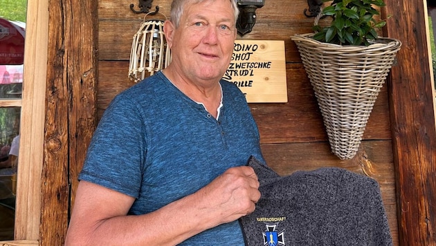 Fritz Larch mit der Freizeitjacke samt Kameraden-Emblem