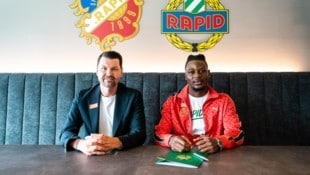 Rapids Sportchef Markus Katzer mit Neuzugang Martin Ndzie