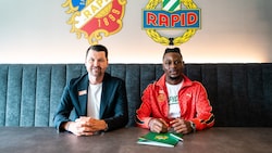 Rapids Sportchef Markus Katzer (li.) mit Neuzugang Martin Ndzie