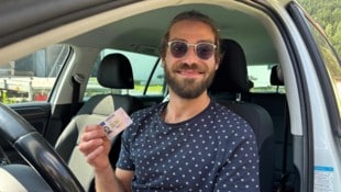 Stolz präsentiert Marco Springer seinen frisch erworbenen Führerschein.