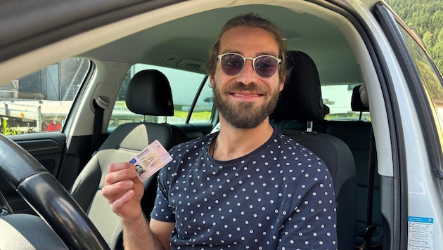 Stolz präsentiert Marco Springer seinen frisch erworbenen Führerschein.
