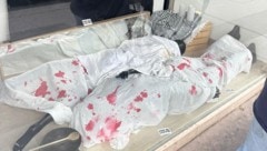 Das Schaufesnter erinnert an ein Massaker – die politische Botschaft ist klar. Doch nun wird der ...