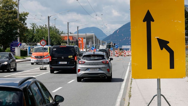 Das Schild ist eindeutig: Einfädeln sollen sich die Verkehrsteilnehmer immer erst direkt vor der ...