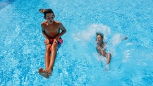 Julian und Robin genießen in Anthering den Sprung ins kühle Nass. Salzburgs Bäder haben aktuell ...