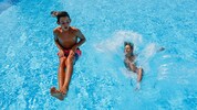 Julian und Robin genießen in Anthering den Sprung ins kühle Nass. Salzburgs Bäder haben aktuell ...